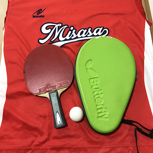 森兼さんの卓球のラケットとユニフォームの写真