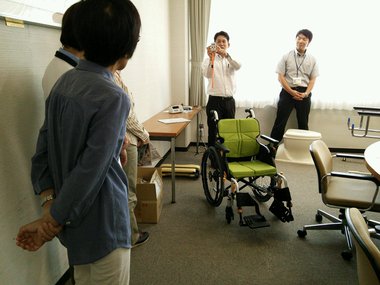 岡山福祉用具センター、勉強会で新商品車椅子の説明